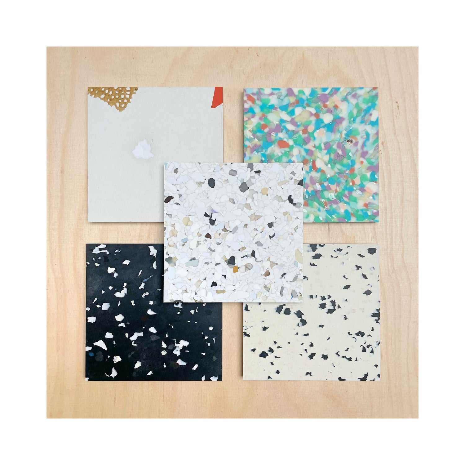 Ein Plattenmaterial der Firma Plasticiet. Hergestellt aus recyceltem Kunstoff.